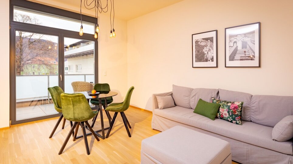 Helles, modernes Wohnzimmer mit Essbereich.