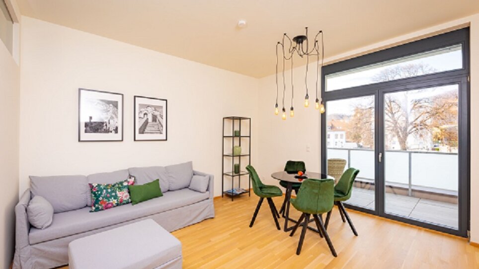 Helles Wohnzimmer mit minimalistischer Einrichtung.