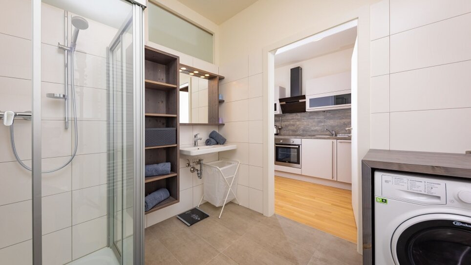 Badezimmer und Küche in modernem Design.