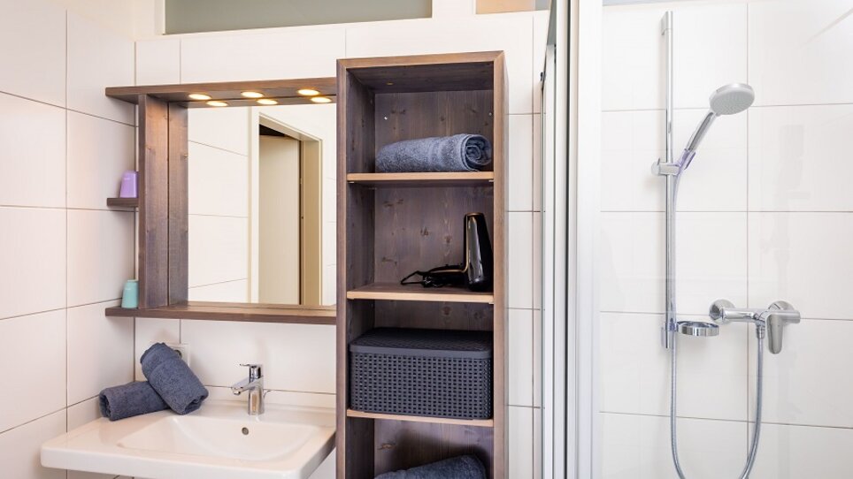 Moderne Badezimmeransicht mit Dusche.