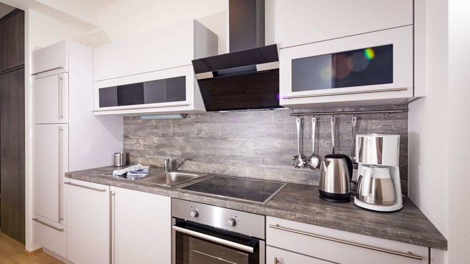 Helle moderne Küchenausstattung