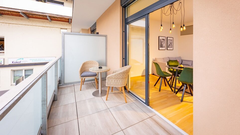 Moderne Balkonansicht mit Kaffee-Tisch.