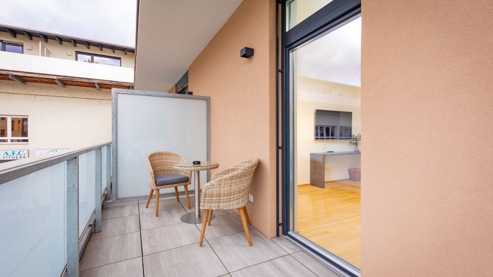 Kleiner Balkon mit zwei Stühlen und Tisch