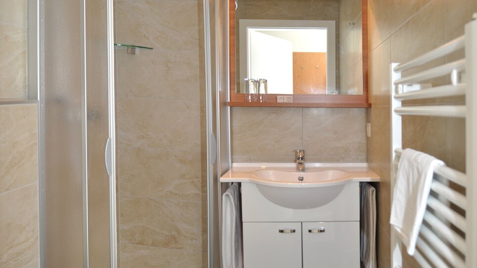 bagno con doccia, lavabo e specchio | © Steinbichler