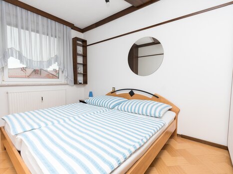 Camera luminosa con letto matrimoniale. | © App Harb