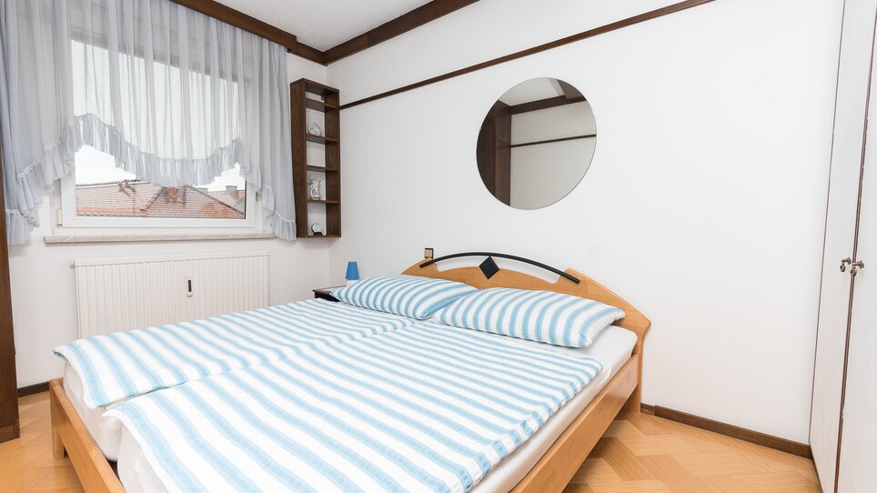 Helles Schlafzimmer mit Doppelbett. | © App Harb