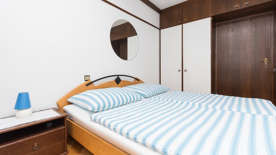 Schlafzimmer mit einem Doppelbett. | © App Harb