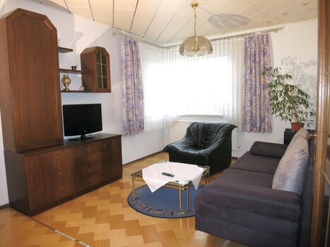 Soggiorno con TV e piante. | © App Harb