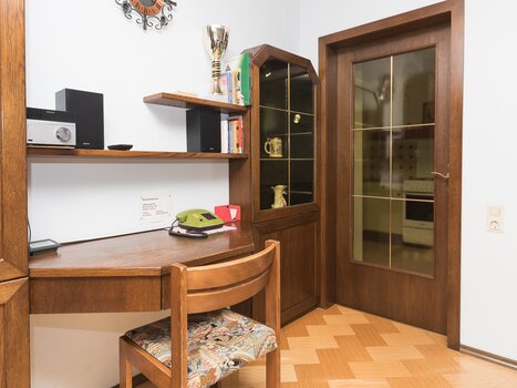 Scrivania e libreria nell' appartamento Harb | © App Harb