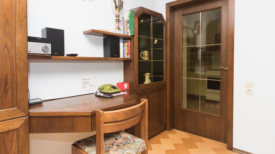 Schreibtisch und Bücherregal im Appartement Harb | © App Harb