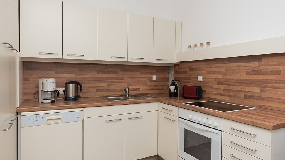 Modern ausgestattete Küche mit Holzdetails. | © Harb