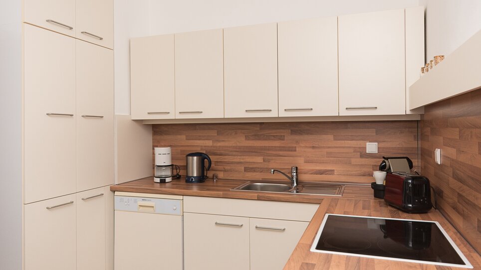 Moderne Küche mit Holzdetails und Geräten. | © Harb