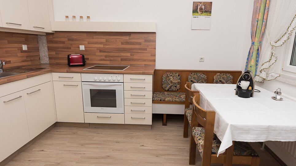 Küche mit Tisch und Stühlen. | © Harb