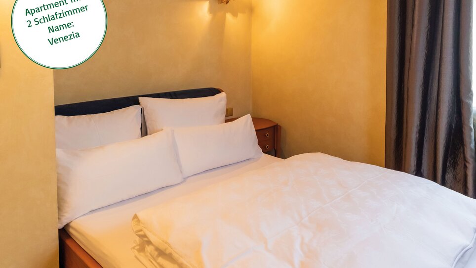 Camera con un letto matrimoniale nell'appartamento Glockenspielplatz | © Grossauer Tourismus