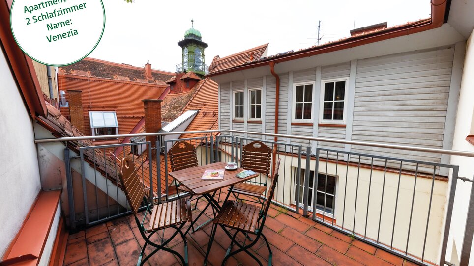 Vista dalla terrazza di un appartamento a Graz, con vista sui tetti del centro storico