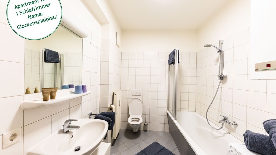 Bagno con doccia e vasca nell'appartamento. | © Grossauer Tourismus