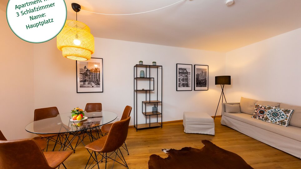 Vista interna di un appartamento con zona pranzo e soggiorno.