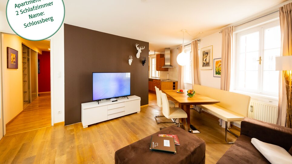 Soggiorno nell'apartamento con TV, divano e tavolo da pranzo von sedie | © Grossauer Tourismus