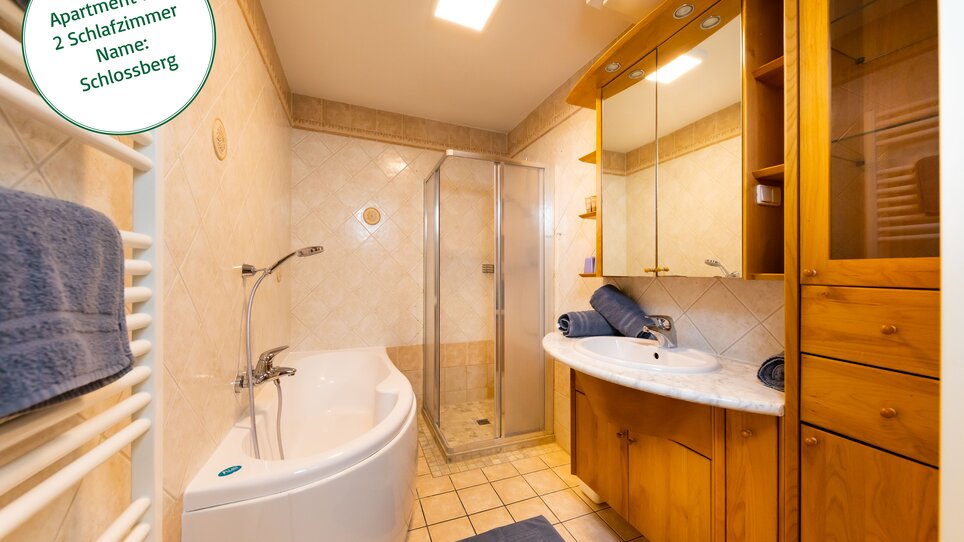 Bagno con doccia e vasca nell'appartamento alla Glockenspielplatz