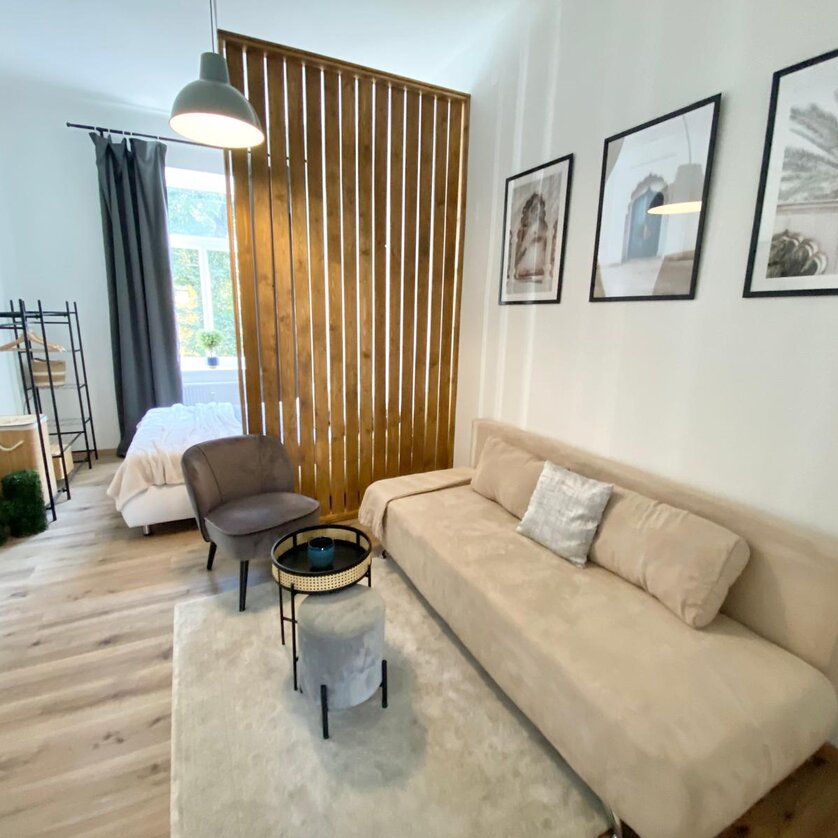 CityStage Studio | © CityStage Studio Helles, modernes Wohnzimmer mit Holzpaneelen. | © CityStage Studio