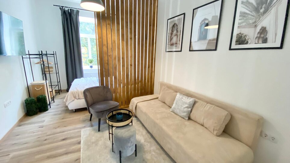 Bright, modern living room with wooden panels. | © CityStage Studio