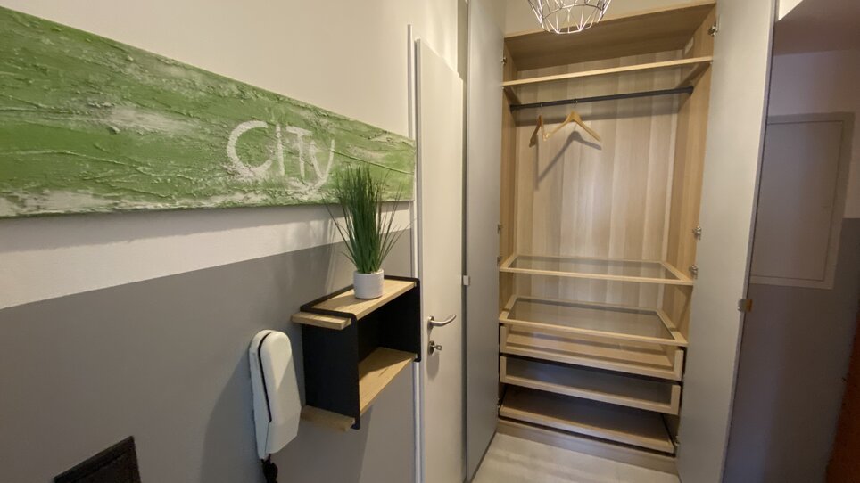 Hallway with wardrobe and plants | © R. Arnus