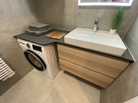 Bagno moderno con lavatrice e lavabo. | © R. Arnus