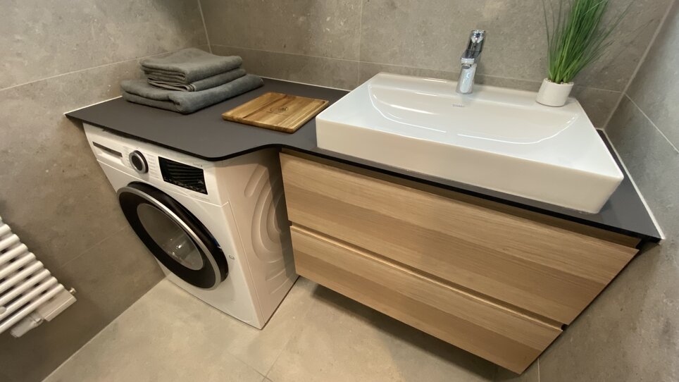Modern bathroom with washing machine and sink. | © R. Arnus