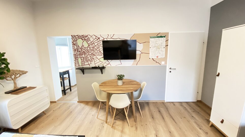 Cozy apartment with dining table and TV. | © R. Arnus