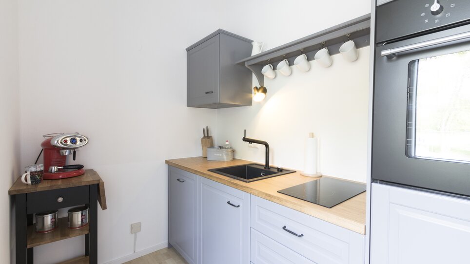 Modern kitchen with wooden countertop and appliances. | © R. Arnus
