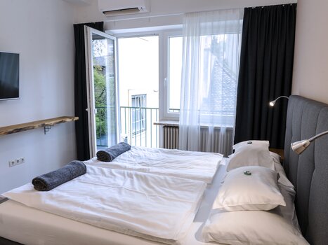 Gästezimmer mit zwei Einzelbetten im Gästehaus Mosshammer in Graz. | © Mosshammer