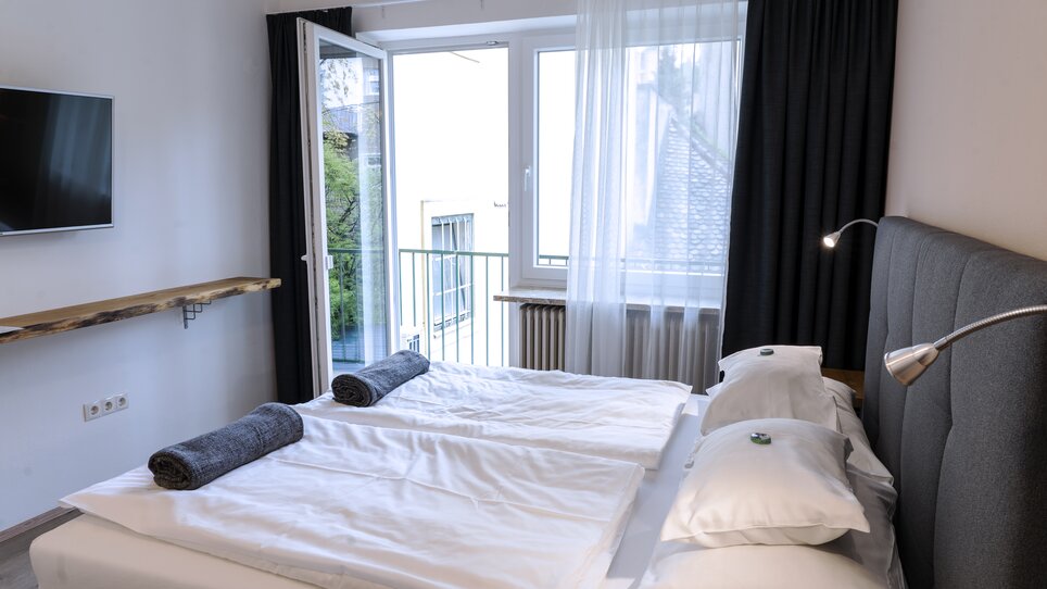 Guest room with two single beds at Guesthouse Mosshammer in Graz. | © Mosshammer