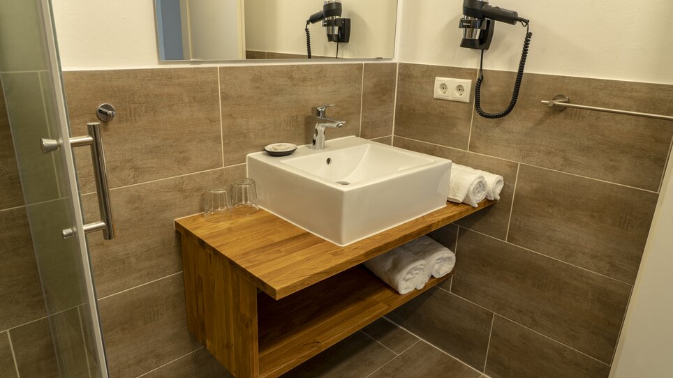 Bathroom with sink and towels in Guesthouse Mosshammer. | © Mosshammer