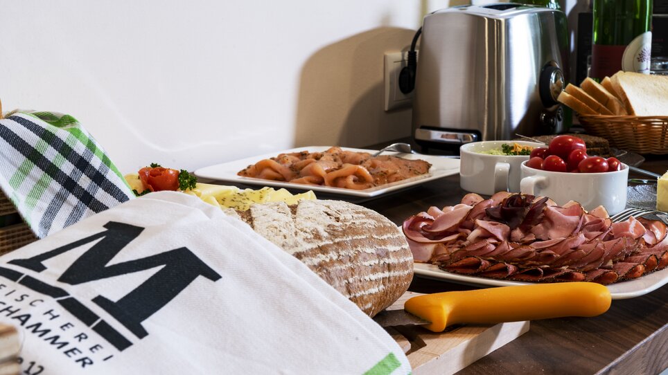 A table with bread, cold cuts, and salad at Guesthouse Mosshammer. | © Mosshammer