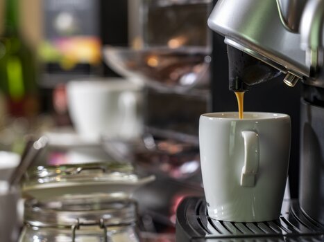 Eine Tasse Kaffee wird frisch zubereitet. | © Mosshammer