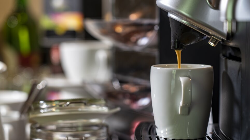 A cup of coffee is being freshly brewed. | © Mosshammer