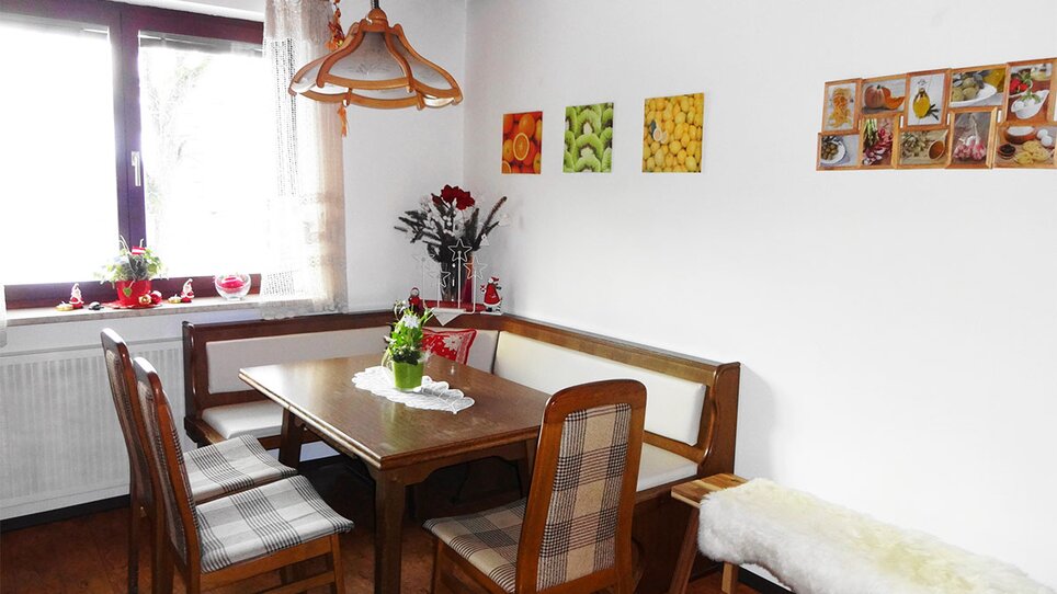 Sala da pranzo con tavolo, sedie e decorazioni nella Gartenvilla Irene. | © Gartenvilla Irene