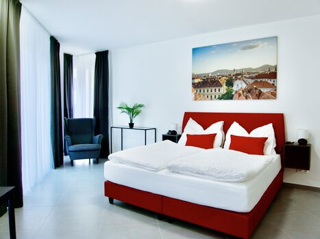 A stylish bedroom with a double bed. | © Grazora Living