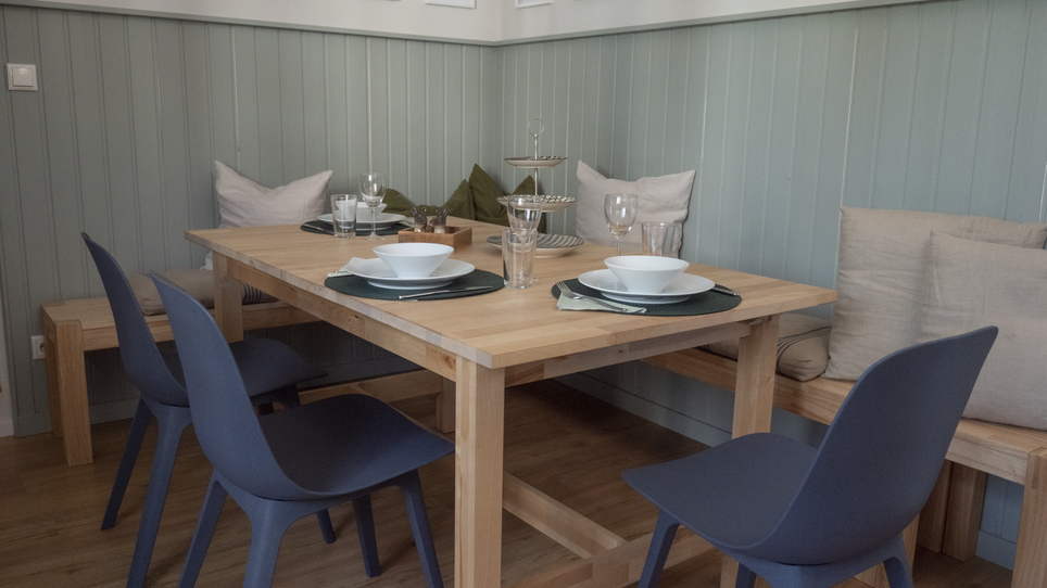 Tavolo da pranzo apparecchiato in una stanza. | © GrazRentals