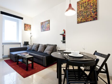 Interior view of an apartment with a sofa and dining table. | © Grocholl