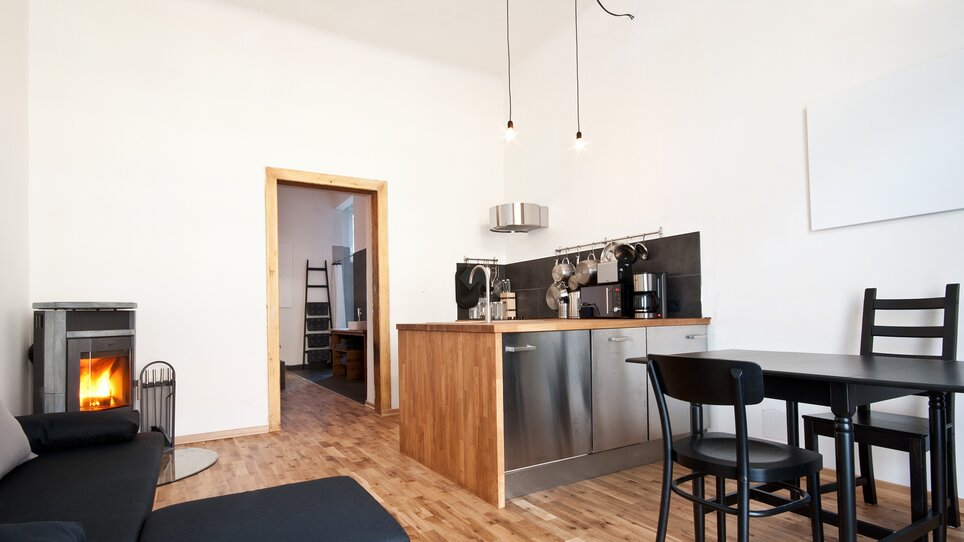 Cucina con elementi in legno e vista sulla zona pranzo. | © Grocholl