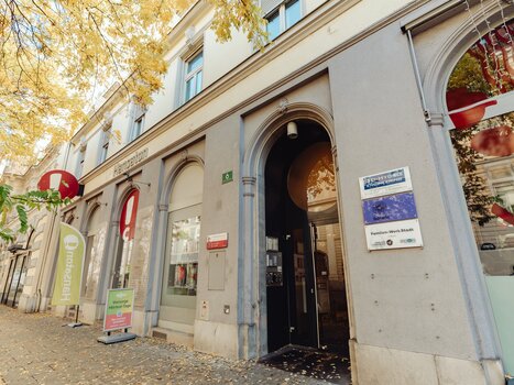 Fassade eines Gebäudes in der Radetzkystraße in Graz mit herbstlichen Bäumen. | © Lilians Apartments