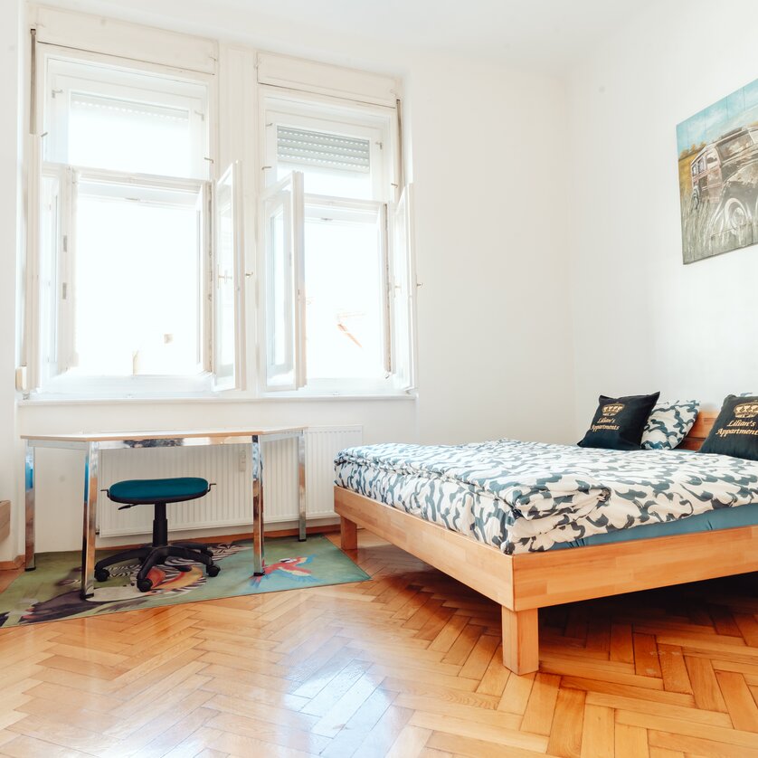 Gemütliches Zimmer mit zwei Betten, Schreibtisch und Tageslicht. | © Lilians Apartments