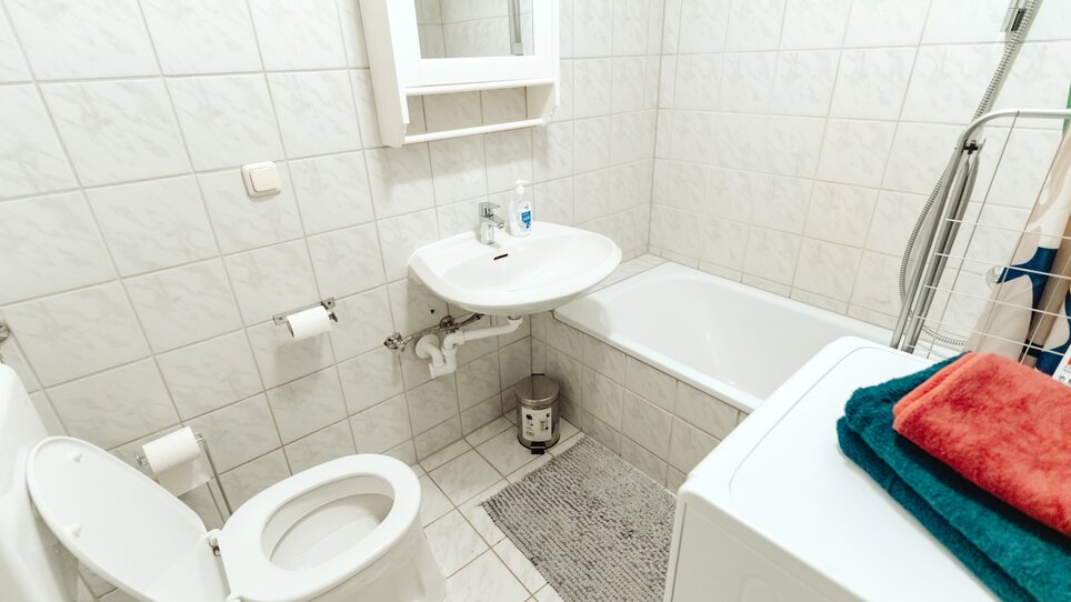 Ein modernes Badezimmer mit Badewanne, Waschbecken und Toilette. | © Lilians Apartments