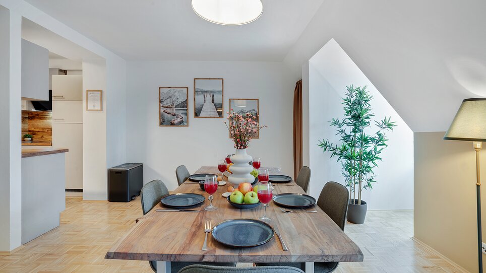 Geräumiges Esszimmer mit gedecktem Tisch für sechs Personen | © HERO HOMES Design Apartments