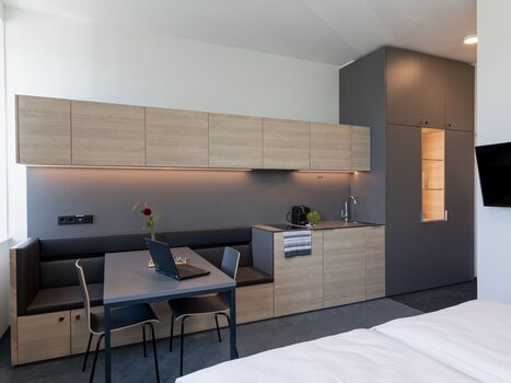 View of an apartment with kitchenette and seating area. | © Tomo-Tec Immo GmbH