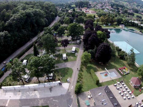 Überblick über den Reisemobil-Stellplatz Graz mit Blick auf Natur und Wasser. | © Reisemobil-Stellplatz Graz 