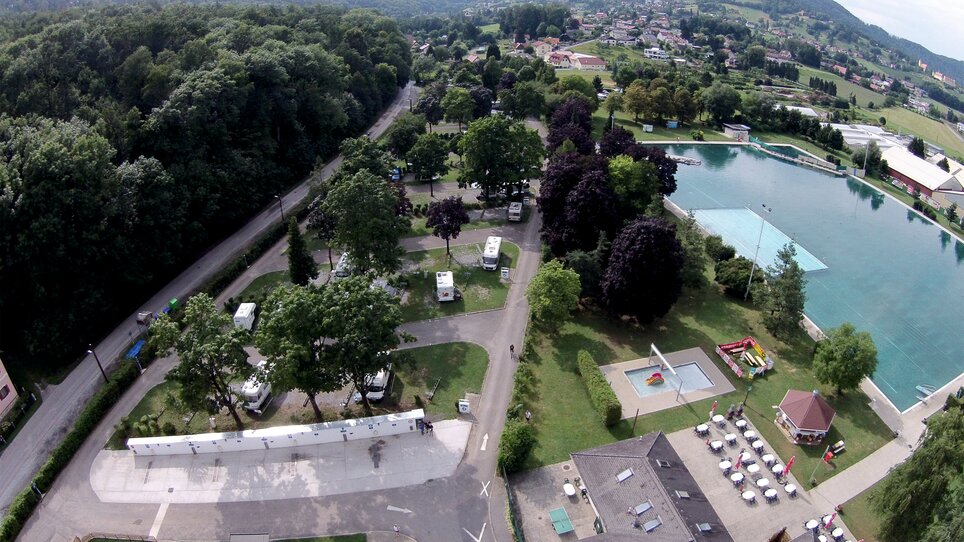 Overview of Graz motorhome parking featuring green spaces and a water area. | © Reisemobil-Stellplatz Graz 