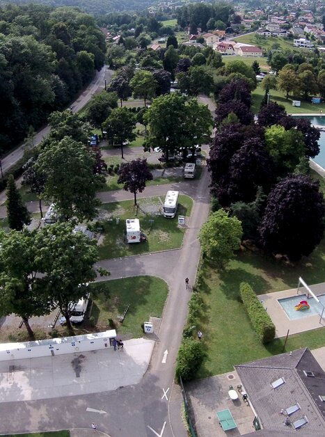 Überblick über den Reisemobil-Stellplatz Graz mit Blick auf Natur und Wasser. | © Reisemobil-Stellplatz Graz 
