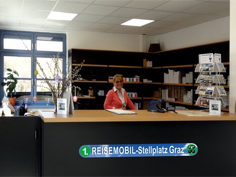 Frau an der Rezeption beim Reisemobil-Stellplatz Graz. | © Alfred Chyba